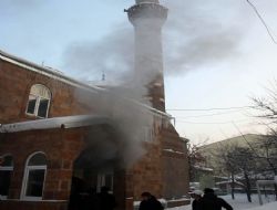 Ağrı'da bir cami daha kundaklandı